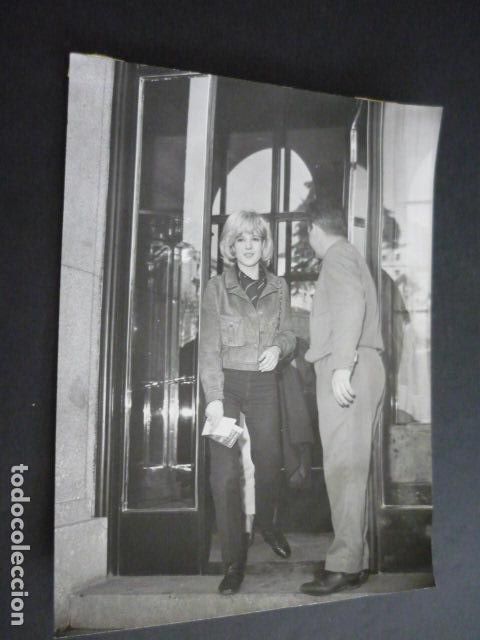 Photos of Singers: SYLVIE VARTAN EN VALENCIA CANTANTE ANTIGUA FOTOGRAFIA 18 X 24 CM