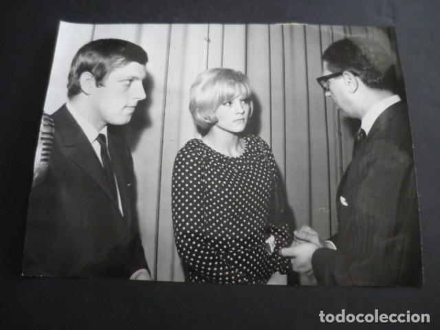Photos of Singers: SYLVIE VARTAN EN MADRID CANTANTE ANTIGUA FOTOGRAFIA 18 X 24 CM