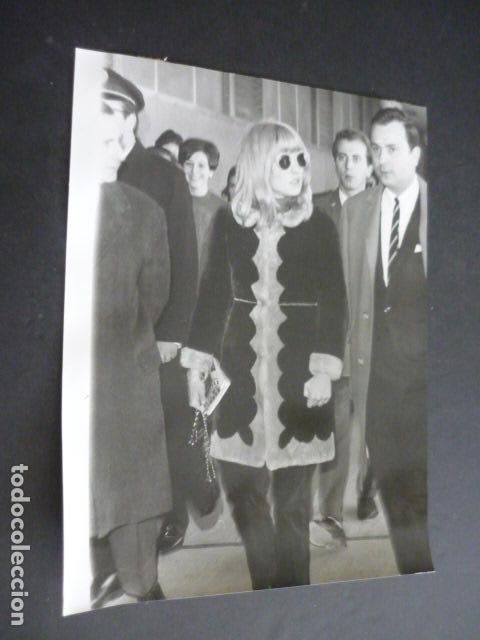 Photos of Singers: SYLVIE VARTAN CANTANTE ANTIGUA FOTOGRAFIA 24 X 18 CM