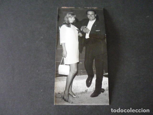 Fotos de Cantores: ROSA MORENA CANTANTE CON MANOLO ESCOBAR ANTIGUA FOTOGRAFIA 16 X 8 CM