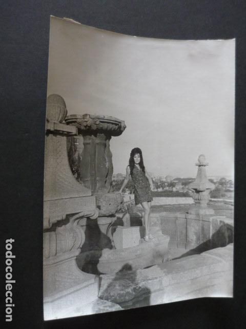 Foto di Cantanti: LUCIANA WOLF EN MADRID PUENTE DE TOLEDO CANTANTE ANTIGUA FOTOGRAFIA 18 X 24 CM