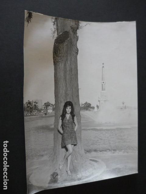 Photos de Chanteurs et Chanteuses: LUCIANA WOLF EN MADRID PARQUE DE LA ARGANZUELA CANTANTE ANTIGUA FOTOGRAFIA 18 X 24 CM