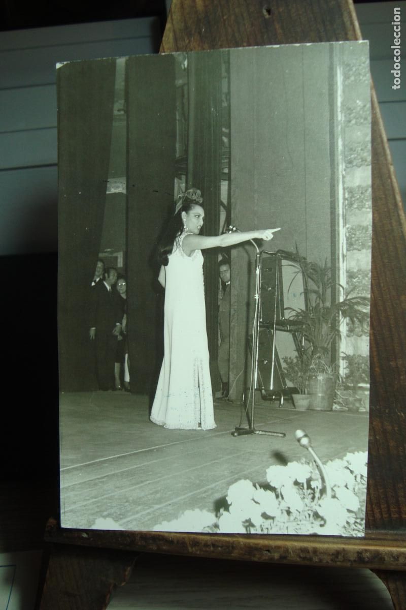 Fotos de Cantantes: ANTIGUA FOTOGRAFIA ACTUACION CANTANTE MIKAELA. FOTO CORTES. ARCHIVO JG SEVILLA