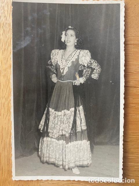 Fotos de Cantantes: Rosita Maria ?. Foto artistica reportajes Labrador. Sellos Ministerio de informacion, autorizacion