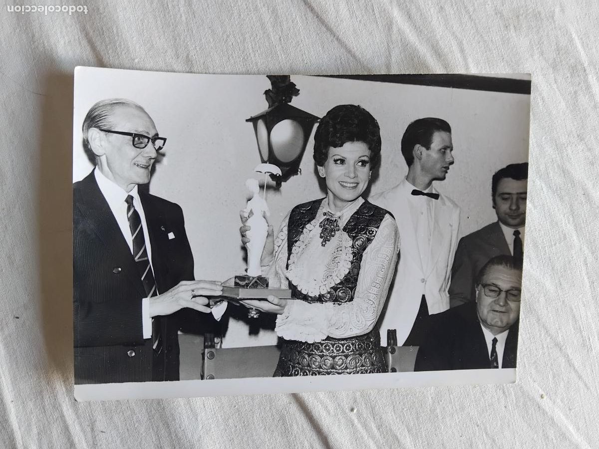 Fotos de Cantantes: FOTO DE SALOME RECIBIENDO EN BARCELONA EL PREMIO LA DAMA DEL PARAGUAS. FOTO MAYTE MAUSE.