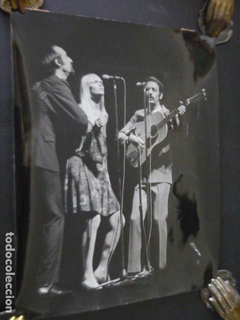 Fotos de Cantantes: PETER PAUL & MARY GRUPO MUSICAL ANTIGUA FOTOGRAFIA 27 X 21 CM