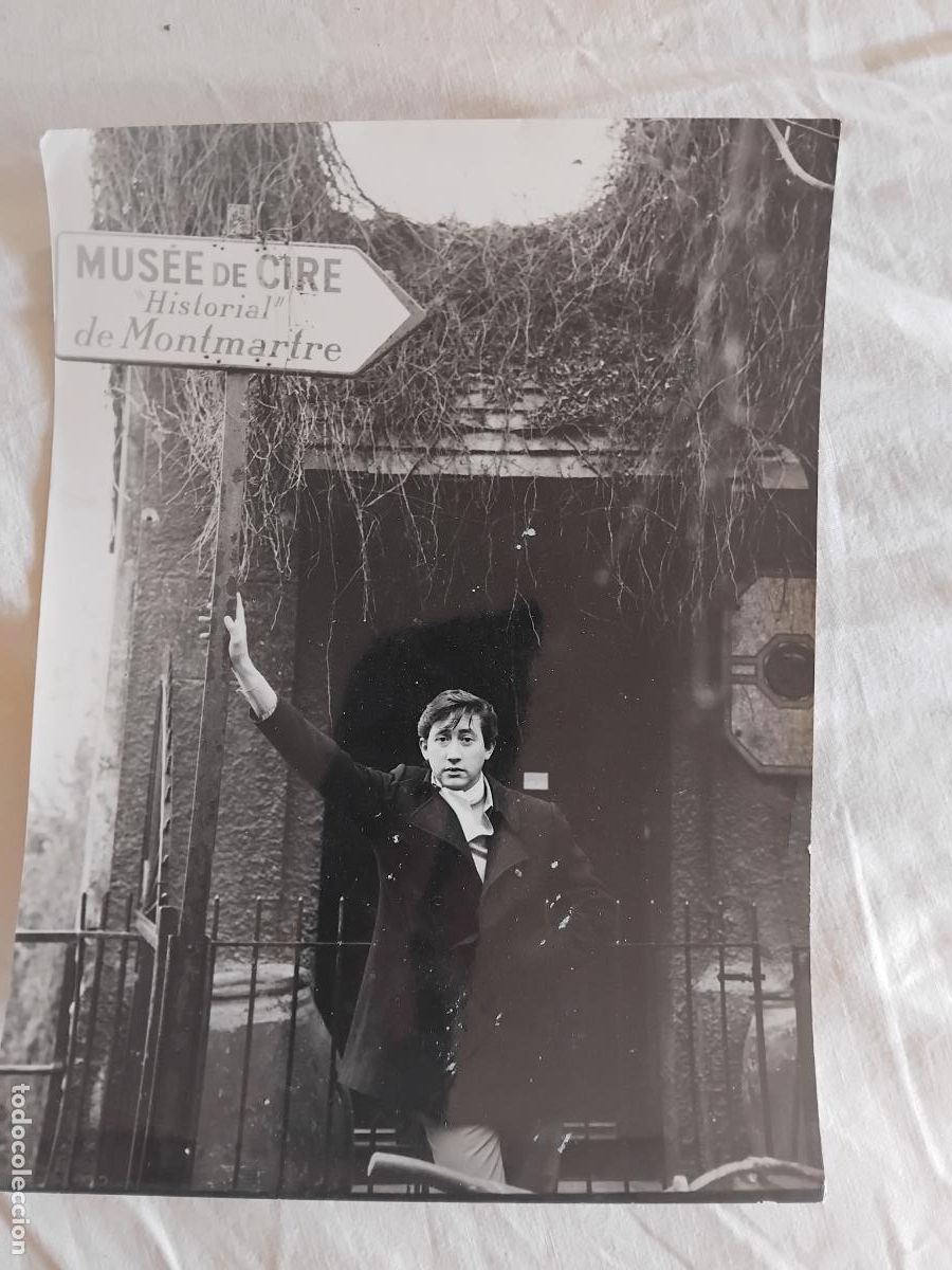 Fotos de Cantantes: FOTO DE LUIS AGUILE EN MUSEO DE CERA DE MONTMARTRE. 24 X 18 CM.