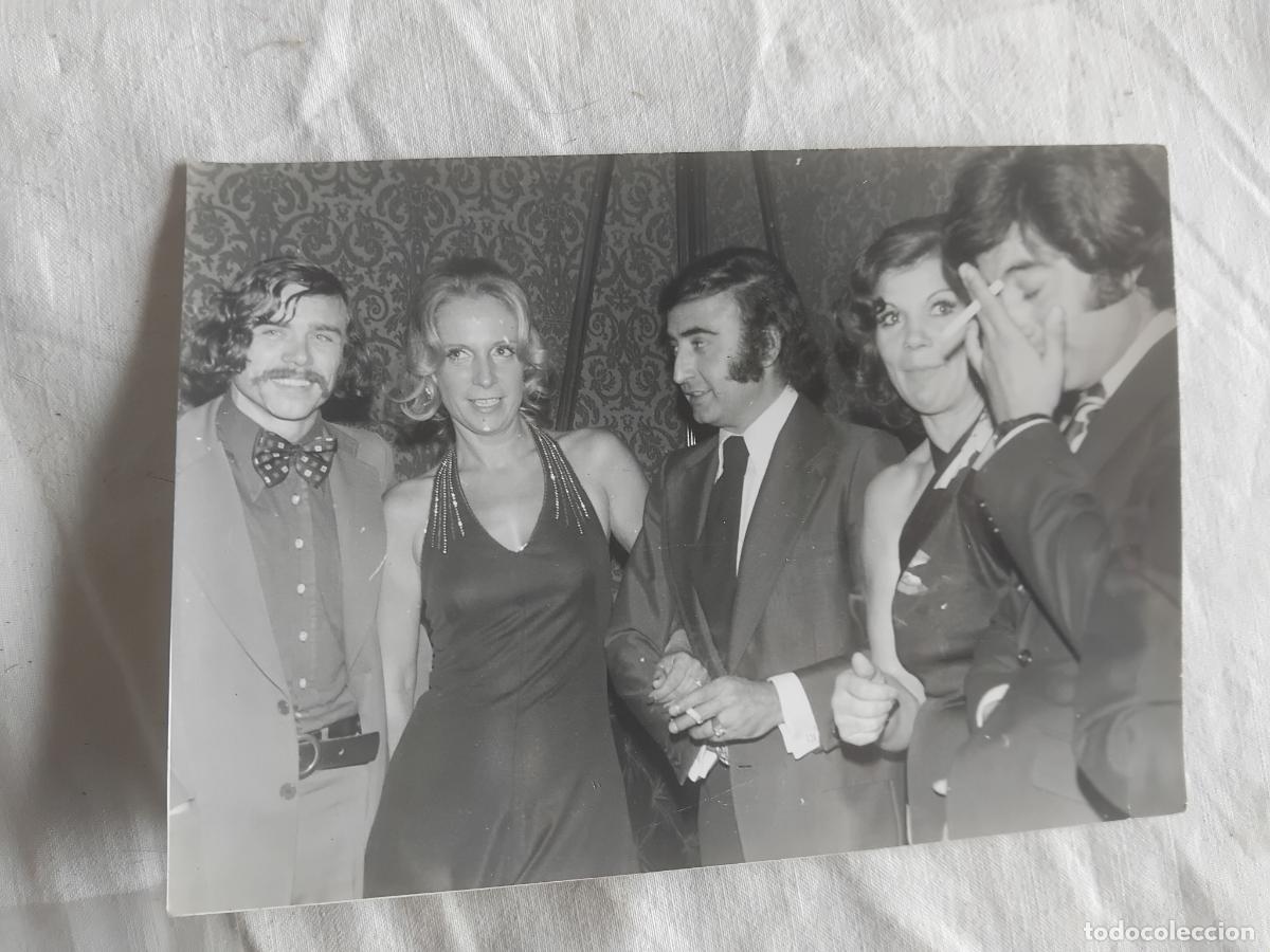 Fotos de Cantantes: FOTO DE PERET CON LA MODELO MERCEDES MONTES. 18 X 12,50 CM. FOTOGRAFIAS INTERNACIONALES MAITE MAINE