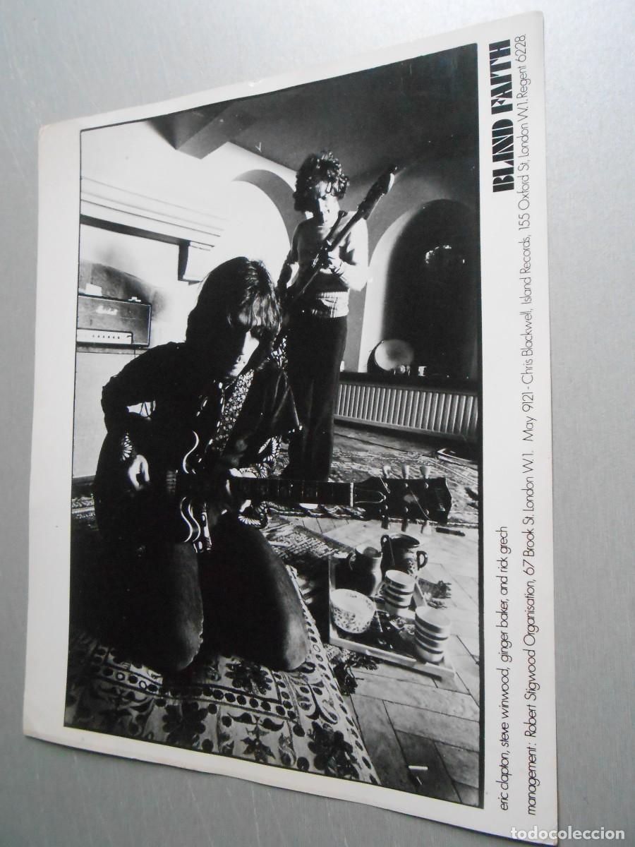 Fotos de Cantantes: Foto de - BLIND FAITH - ERIC CLAPTON (guitarra) - RICK GRECH (bajo) -, de 18 x 24 cm.