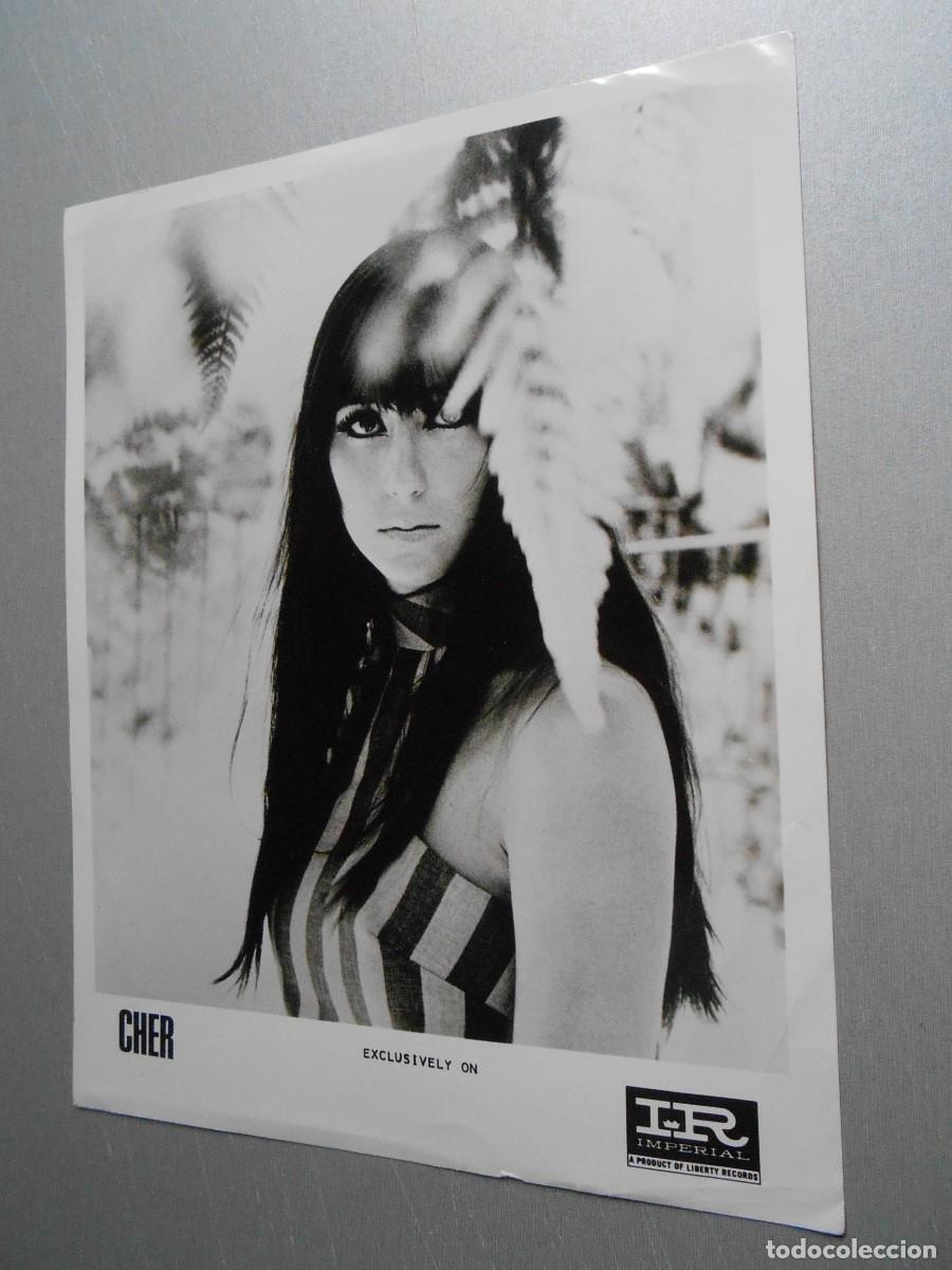 Fotos de Cantantes: Foto de - CHER (de Sonny & Cher) -, de 20,5 x 25,5 cm.