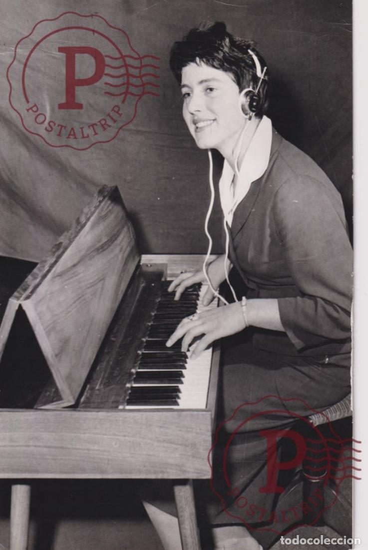 Photos of Singers: DAS STUMME KLAVIER KOPFHORER 21*14CM MUSICA MUSIQUE MUSIC MUZIEK