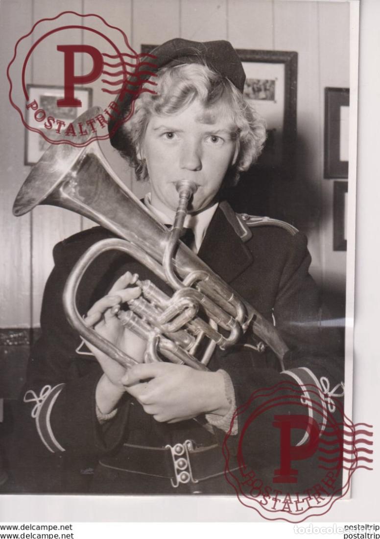 Fotos de Cantantes: SANDRA IS IN THE BAND EGHAM TOWN BAND. 16X12,5 CM MUSICA MUSIQUE MUSIC MUZIEK.