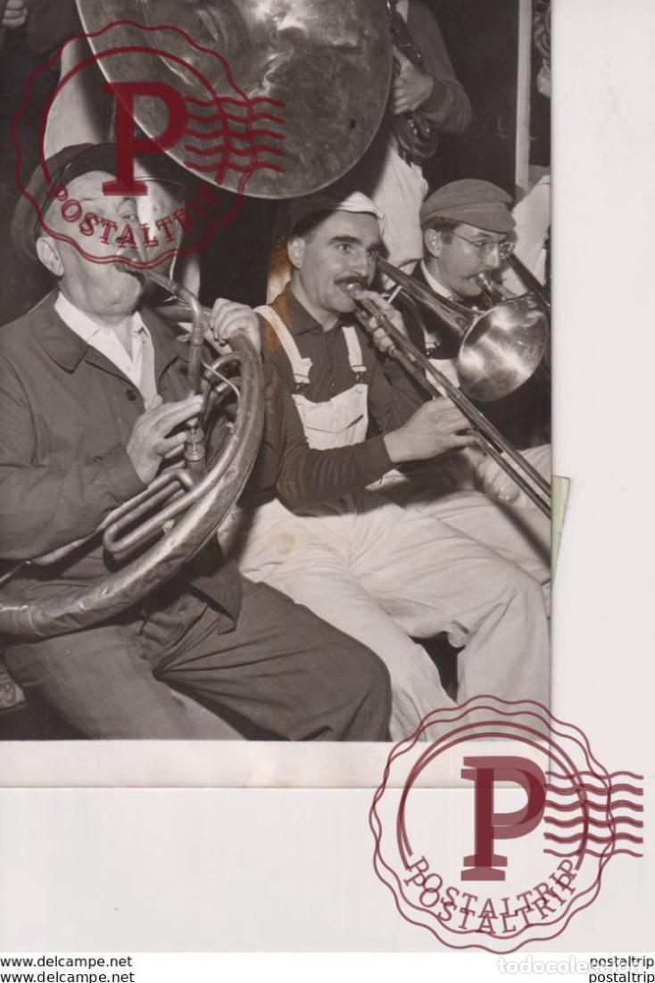Foto di Cantanti: QUAND LE LAMPISTE LEGUIGNON FETE EN MUSIQUE LE DIXIEME ANNIVERSAIREDU TRIBUNAL III 18,5X13CM