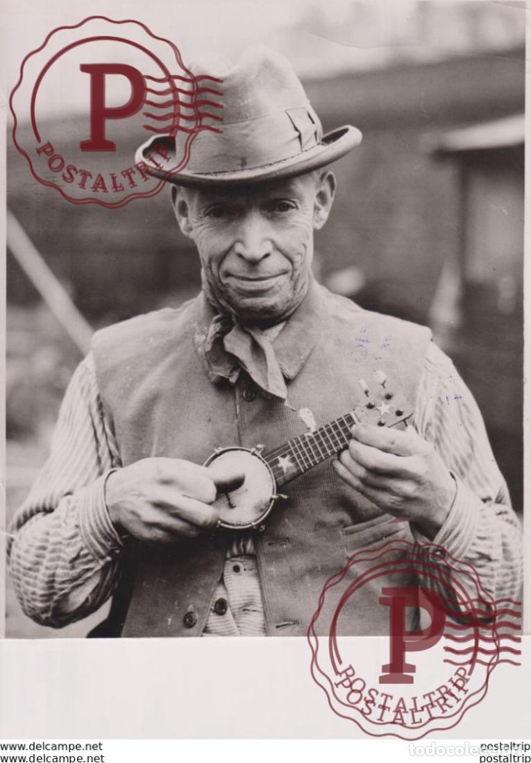 Foto di Cantanti: DER MUSIKALISCHE BAUERBEITER UND SEIN KLEINSTES BANJO DER 17,5X14,5CM.MUSICA MUSIC MUSIQUE