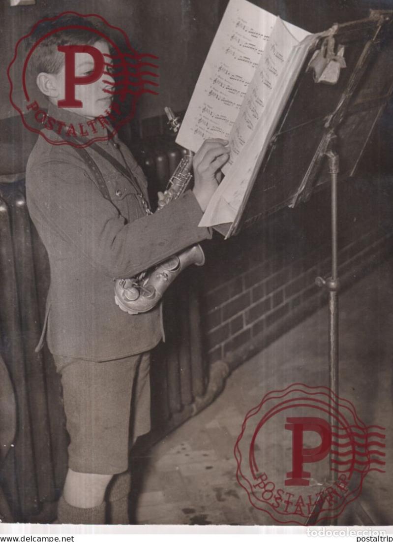 Fotos de Cantantes: SAXOPHONE IN MILITARY BAND 20*15CM MUSICA MUSIQUE MUSIC MUZIEK