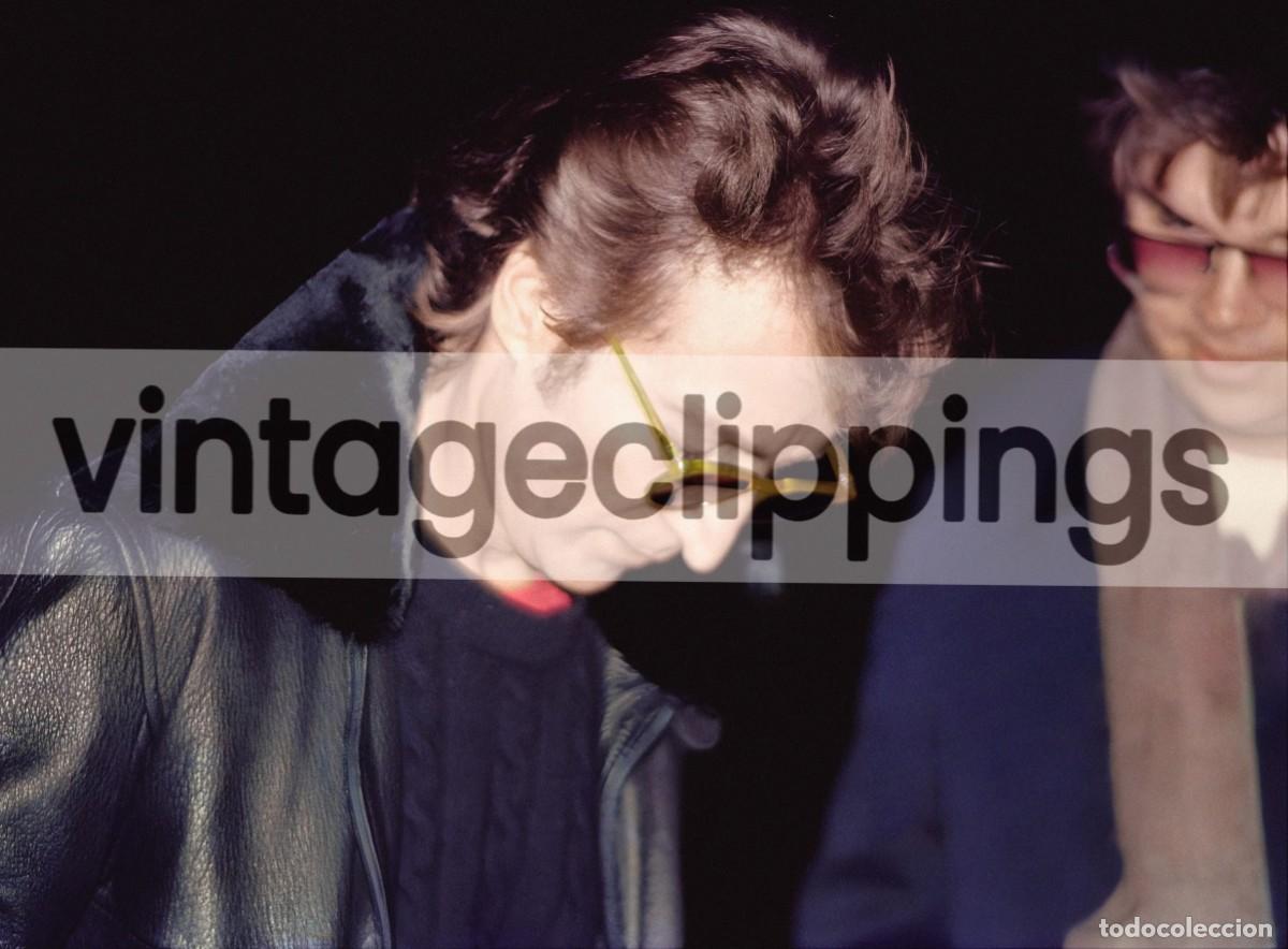 Photos de Chanteurs et Chanteuses: JOHN LENNON Fotografia 8 Diciembre 1980 Firmando autografo a asesino Chapman Beatles Foto Asesinato