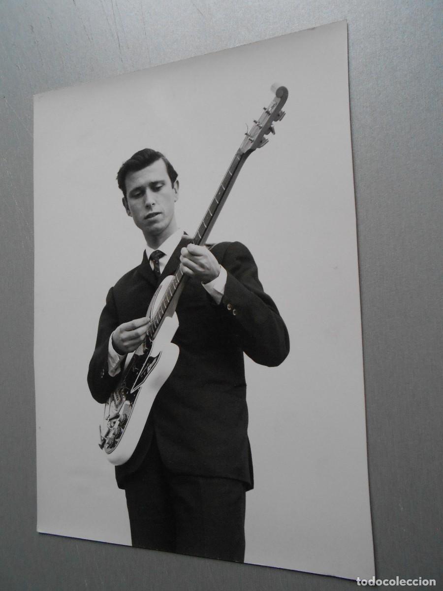 Fotos de Cantantes: Foto de - Miguel Flores Hern&aacute;ndez del Conjunto BLACK BIRDS -, de 18 x 24 cm.