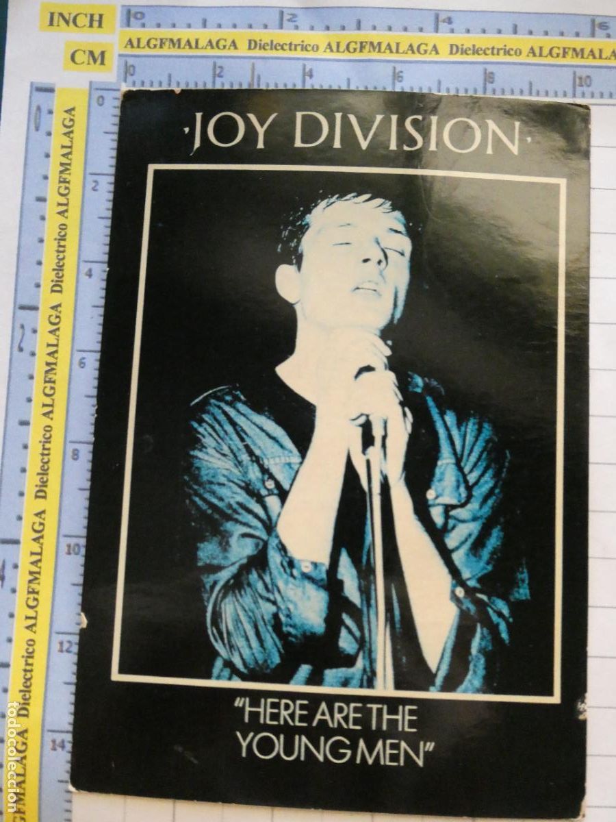 Fotos de Cantantes: TARJETA POSTAL DE M&Uacute;SICA CANTANTES GRUPOS MUSICALES. JOY DIVISION HERE ARE THE YOUNG MEN. 2703