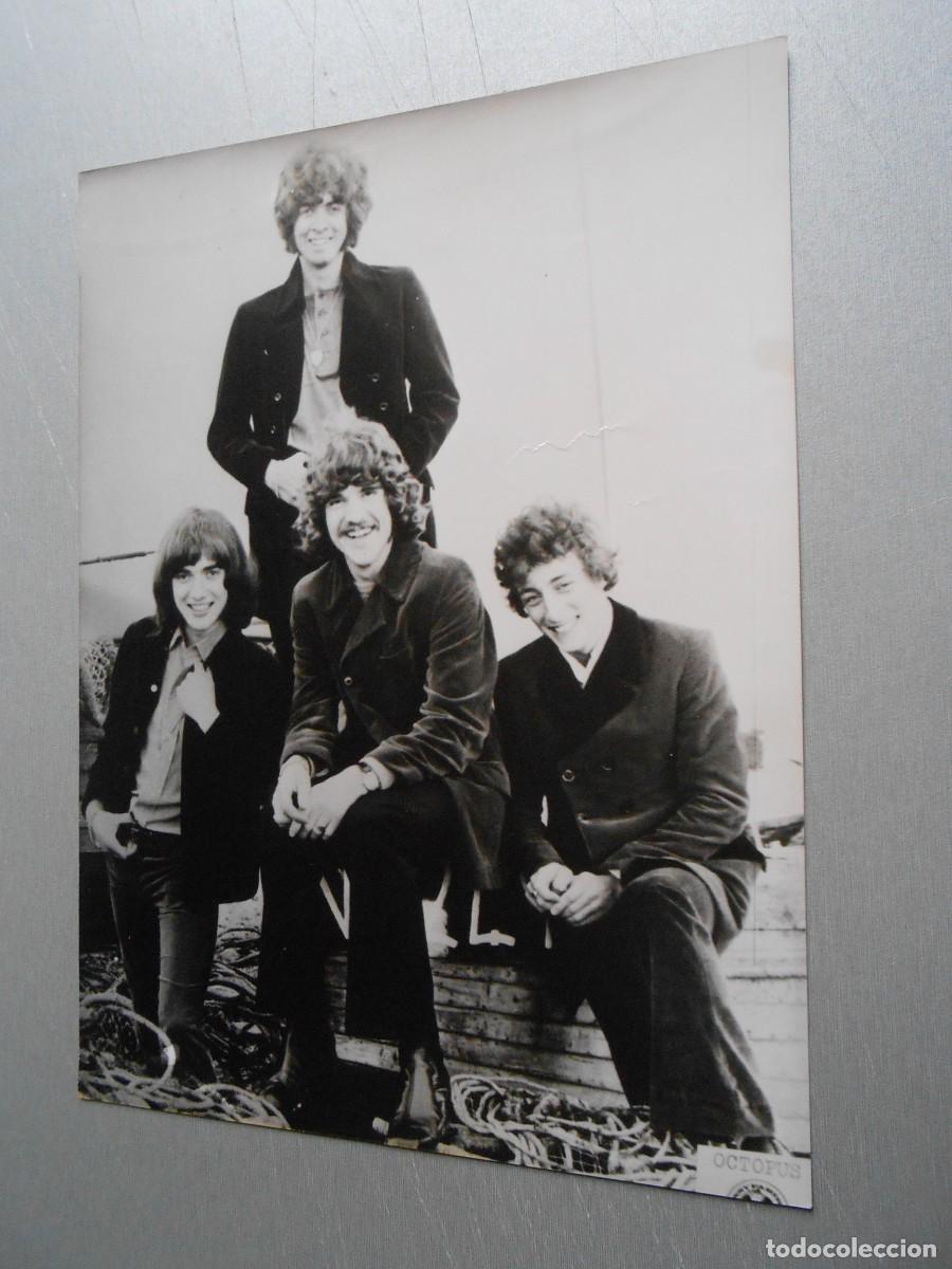 Photos de Chanteurs et Chanteuses: Foto de - OCTOPUS -, de 18 x 24 cm.