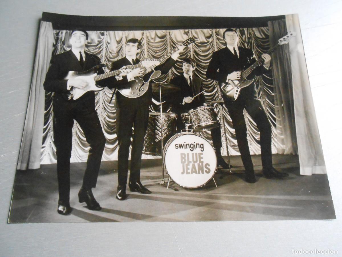 Fotos de Cantantes: Foto de - The SWINGING BLUE JEANS -, de 24 x 18 cm.