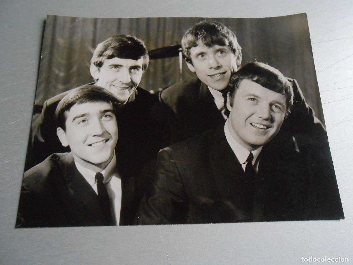 Fotos de Cantantes: Foto de - The SWINGING BLUE JEANS -, de 24 x 18 cm.