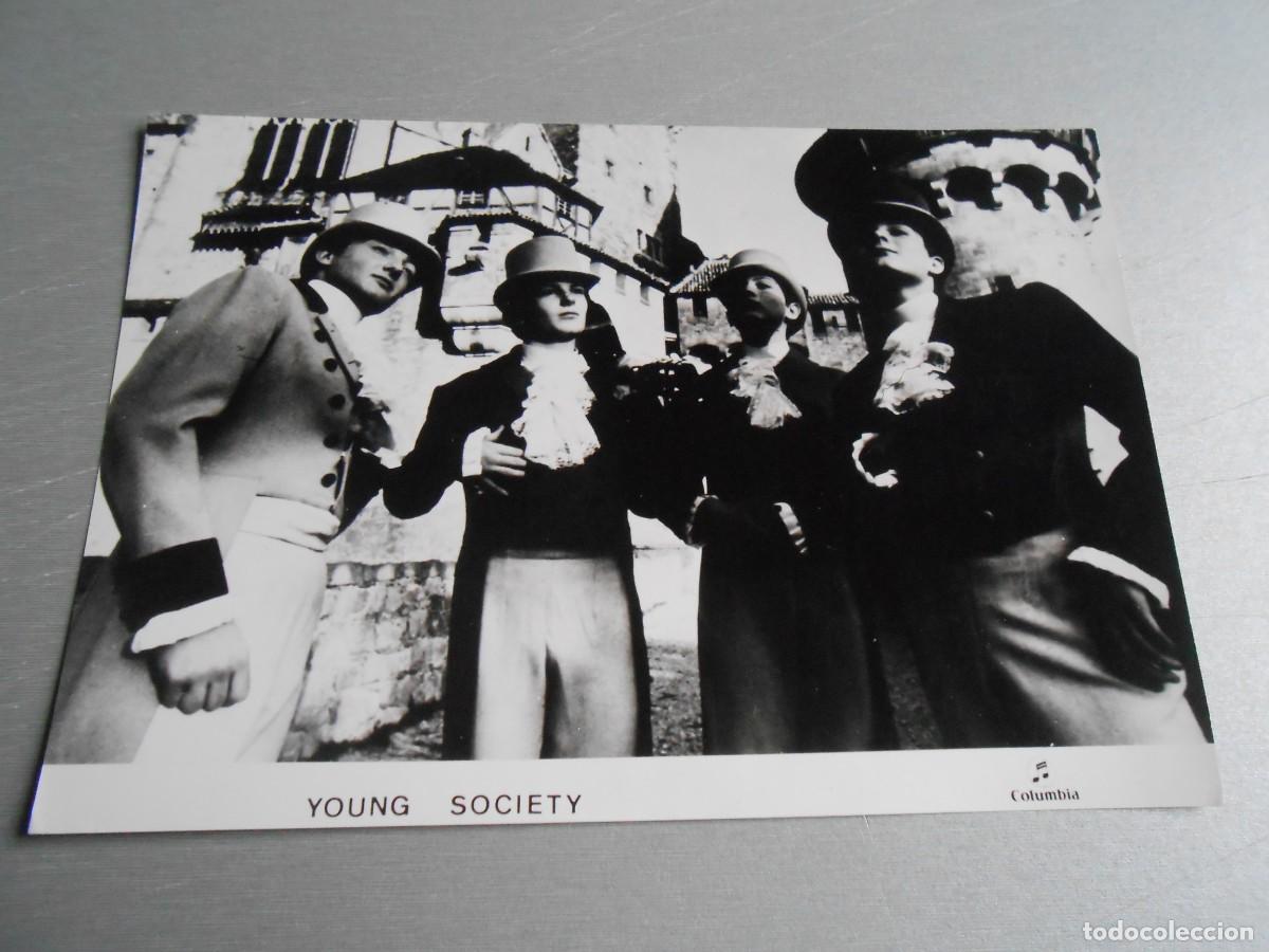 Fotos de Cantantes: Foto de - YOUNG SOCIETY -, de 18 x 13 cm.