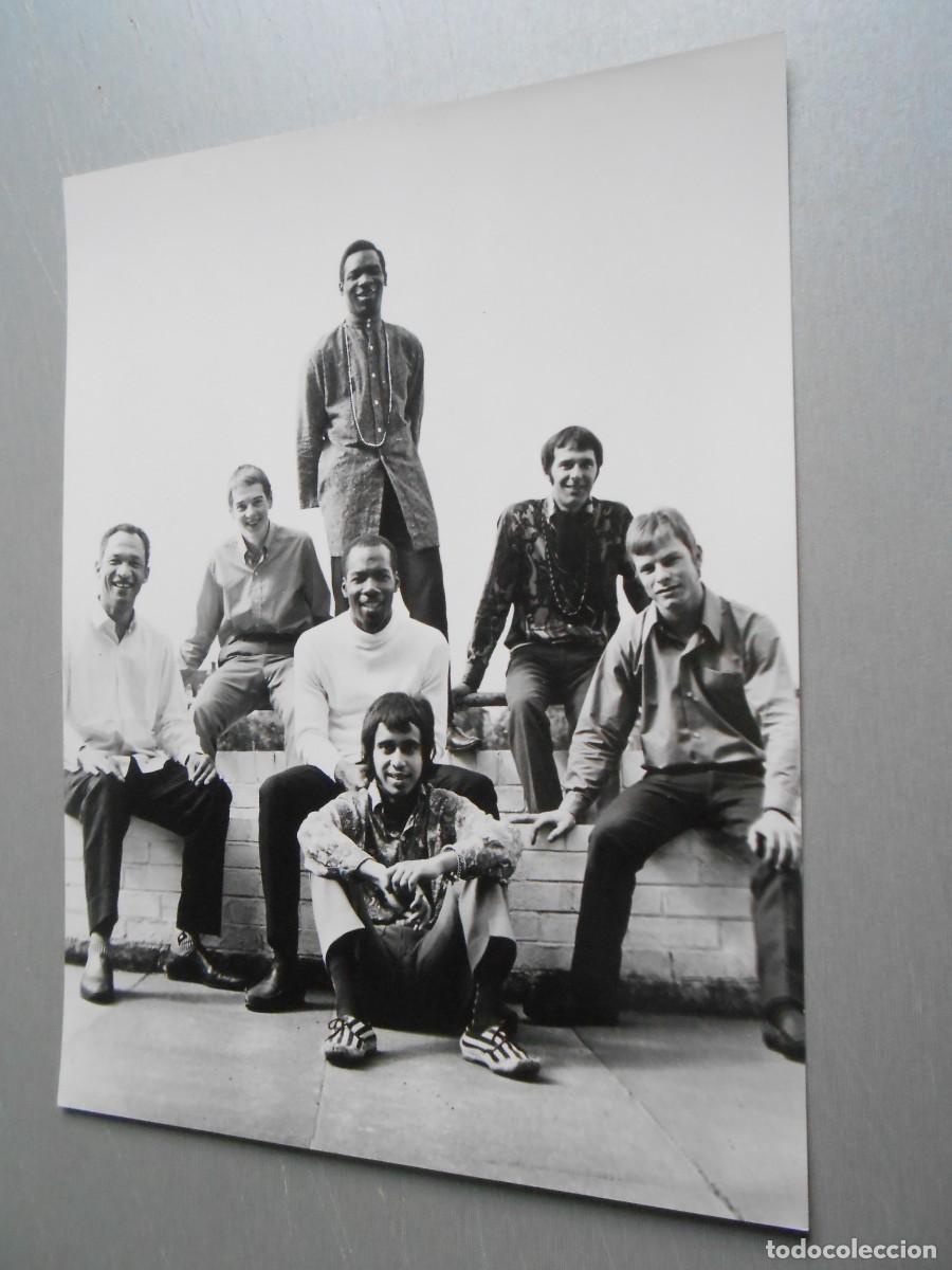 Fotos de Cantantes: Foto de - The FOUNDATIONS -, de 18 x 24 cm.