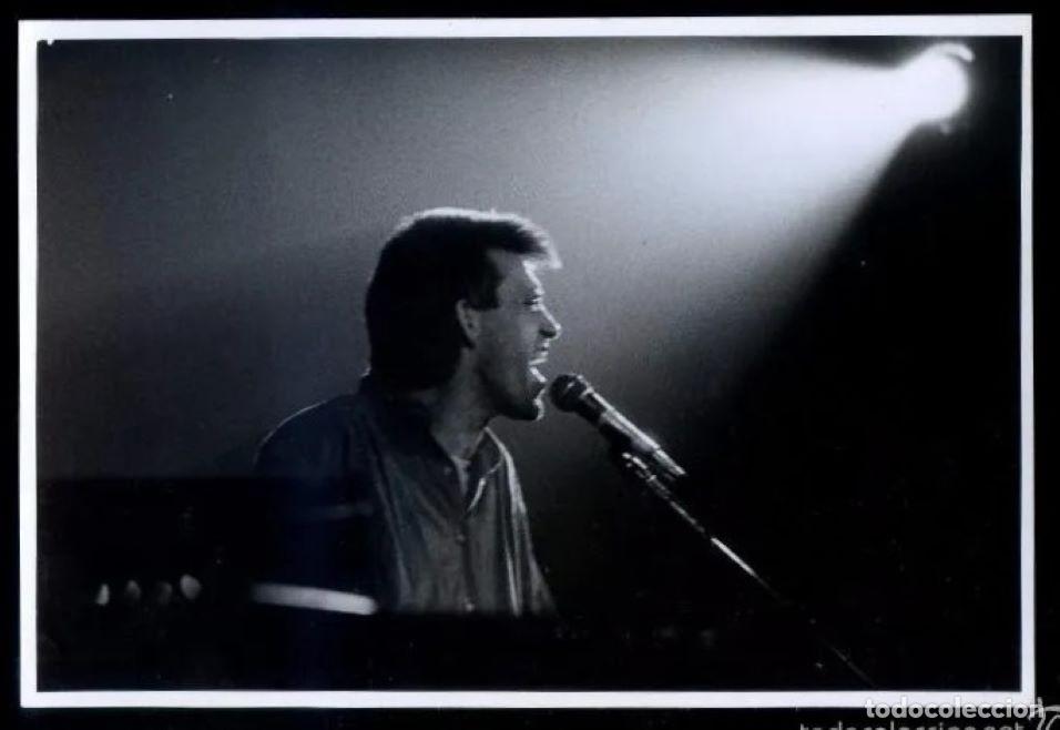 Photos of Singers: *Luis Pastor* Foto: Manzano, Madrid. Meds: 116x170 mms. Ver dorso.