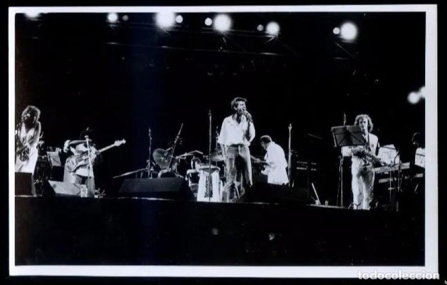 Fotos von Musikern: *Luis Pastor* Foto: Manzano, Madrid. Meds: 114x180 mms. Ver dorso.