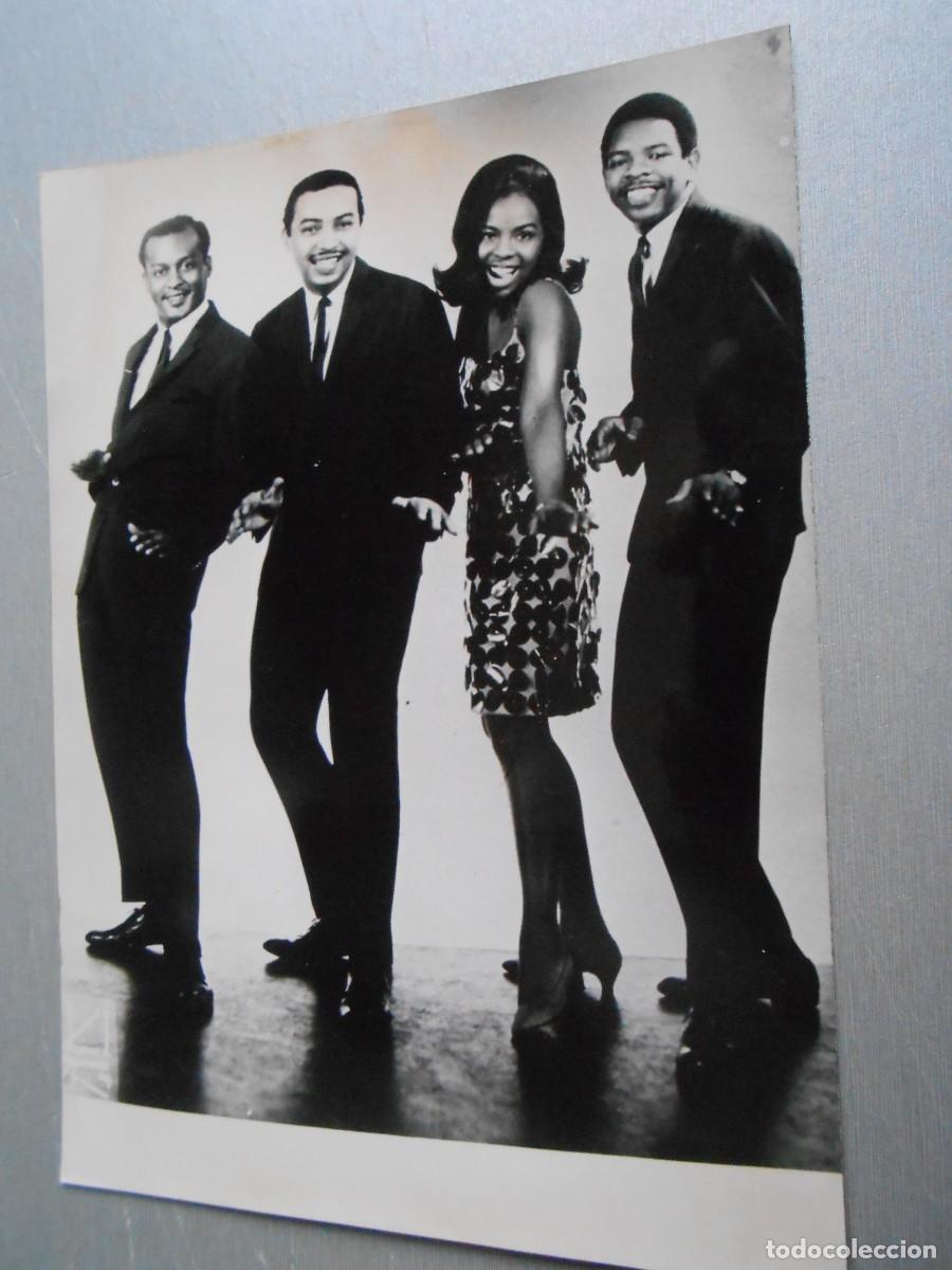 Fotos de Cantantes: Foto de - GLADYS KNIGHT and The PIPS -, de 12 x 18 cm.