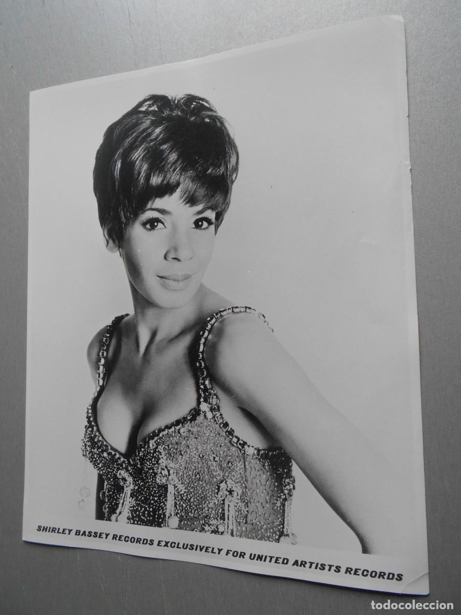 Fotos de Cantantes: Foto de - SHIRLEY BASSEY -, de 20,5 x 25,5 cm.