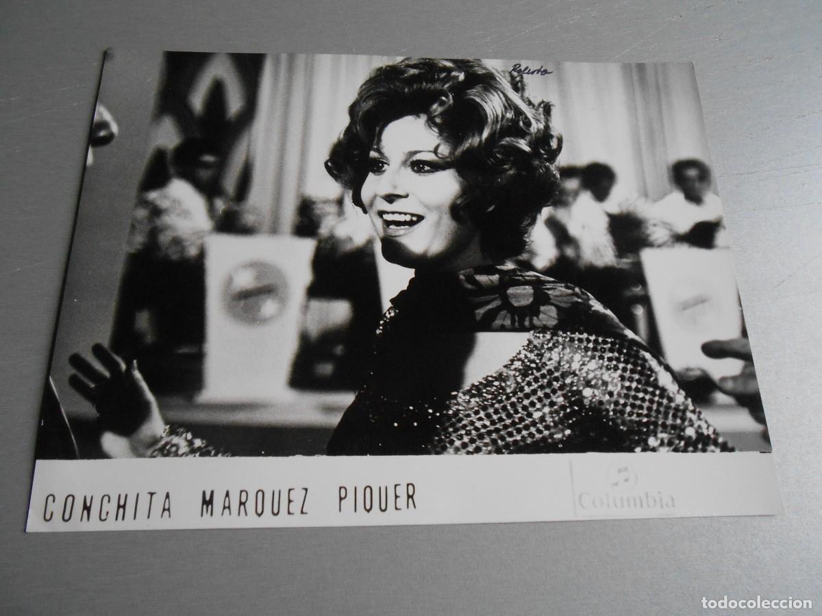 Fotos de Cantantes: Foto de - CONCHITA MARQUEZ PIQUER -, de 24 x 18 cm.