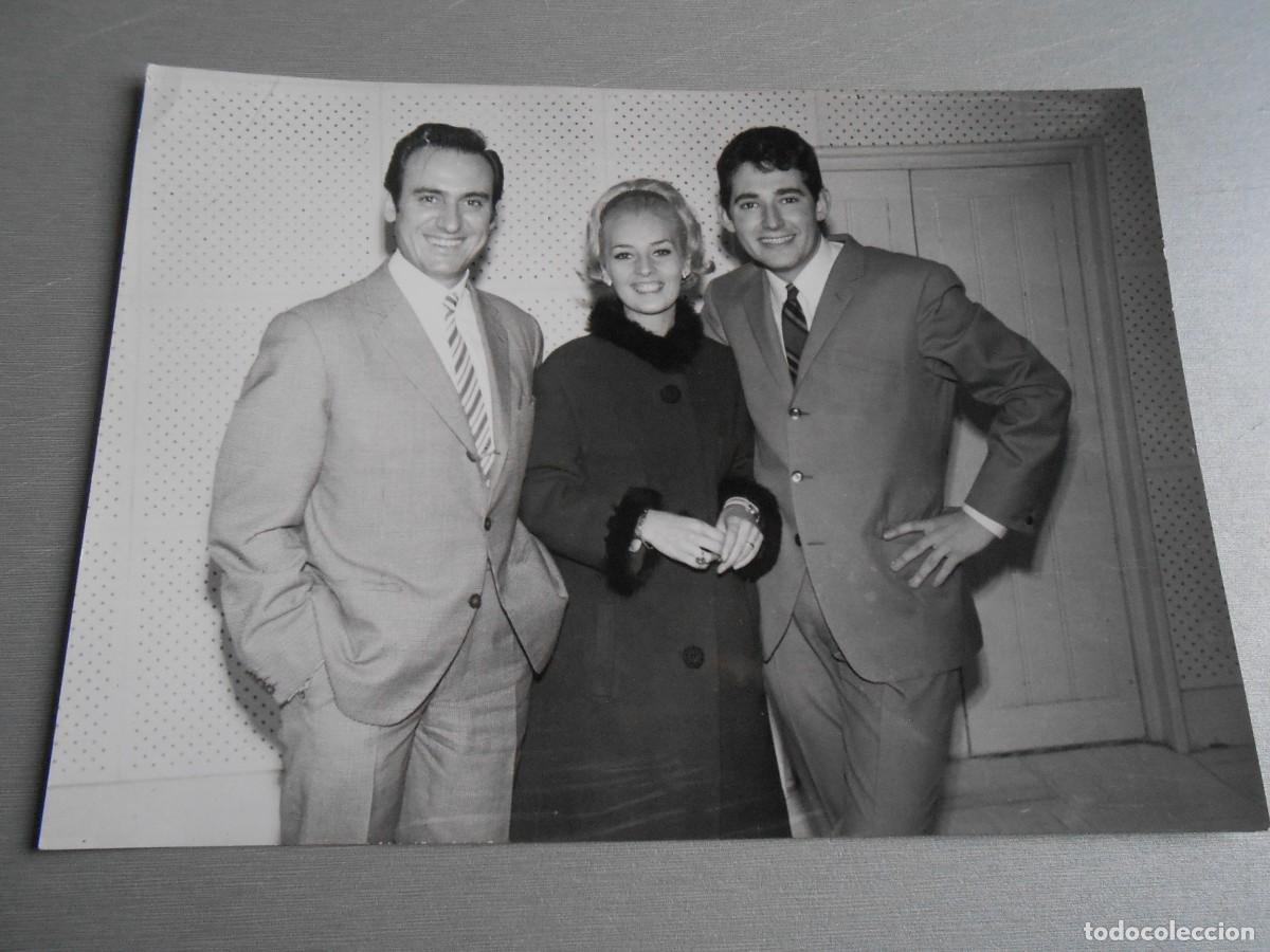 Fotos de Cantantes: Foto de - Manolo ESCOBAR, ANGELA y Miguel RIOS -, de 18 x 13 cm.