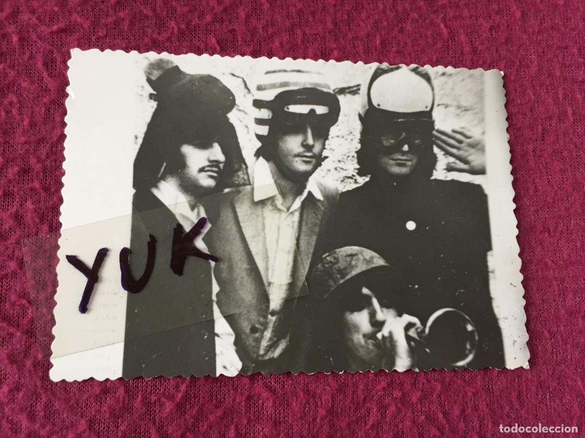 Fotos de Cantantes: ANTIGUA FOTO BLANCO Y NEGRO DE LOS BEATLES EN MATE --- 10.5 X 7 CM