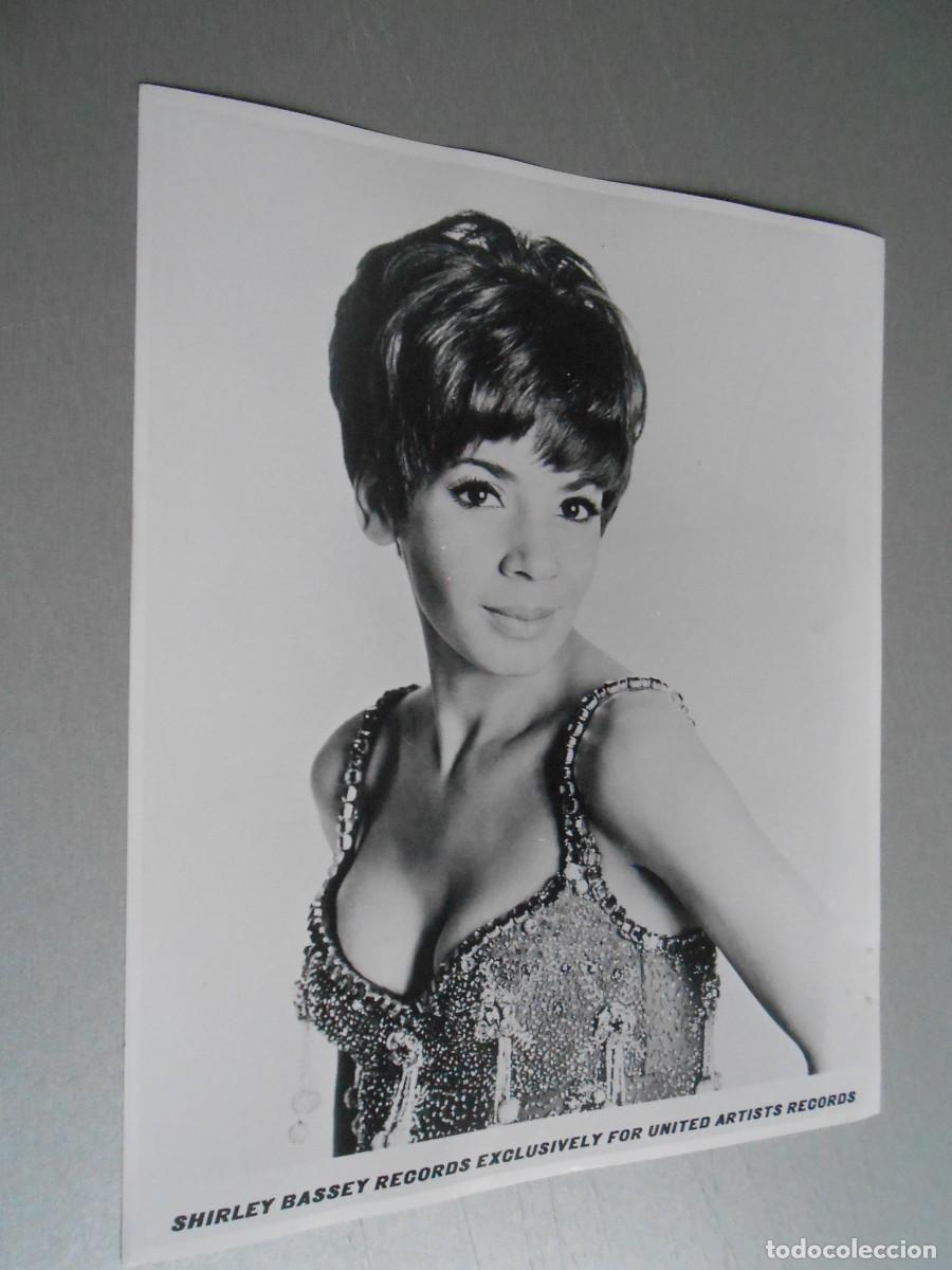 Fotos de Cantantes: FOTO de - SHIRLEY BASSEY - de 20,5 x 25 cms.