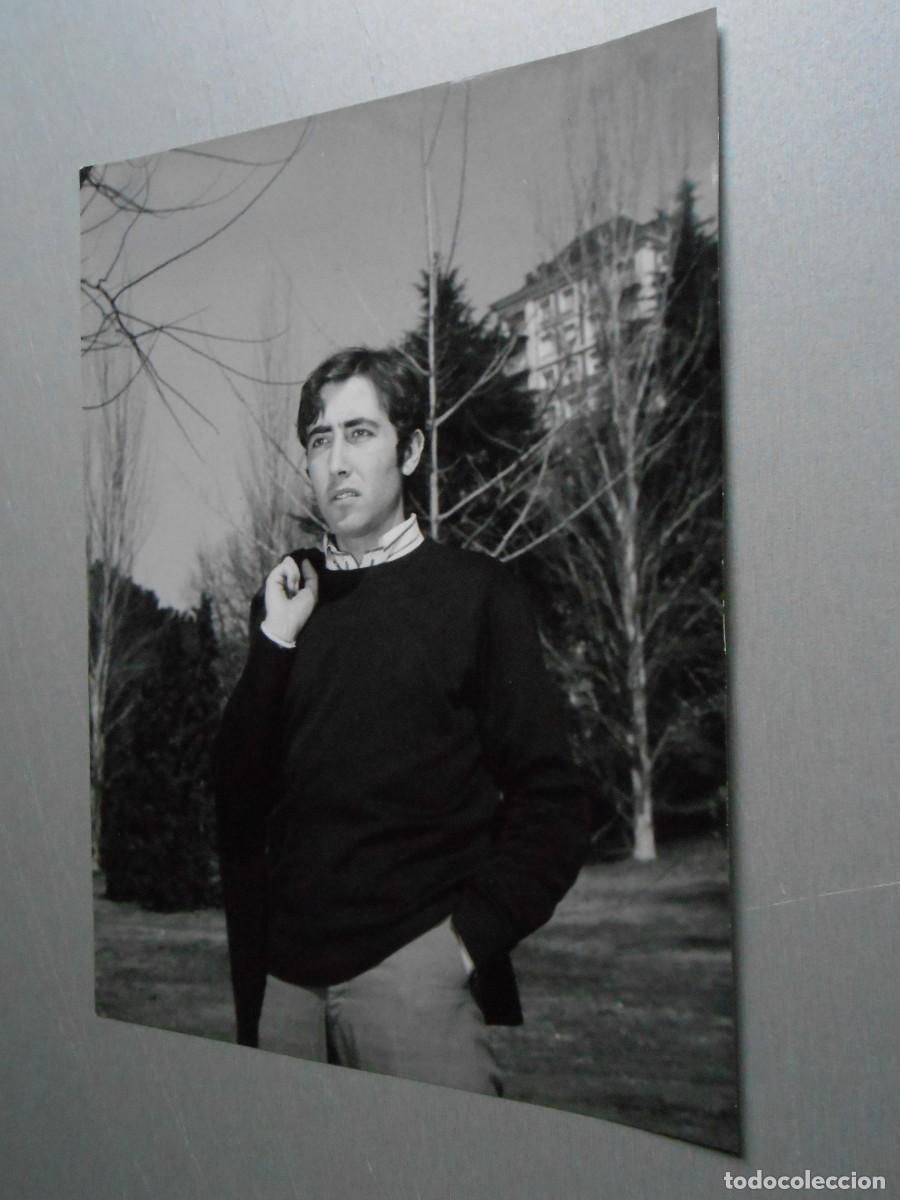 Fotos de Cantantes: FOTO de - MANOLO GALV&Aacute;N - de 18 x 24 cms.