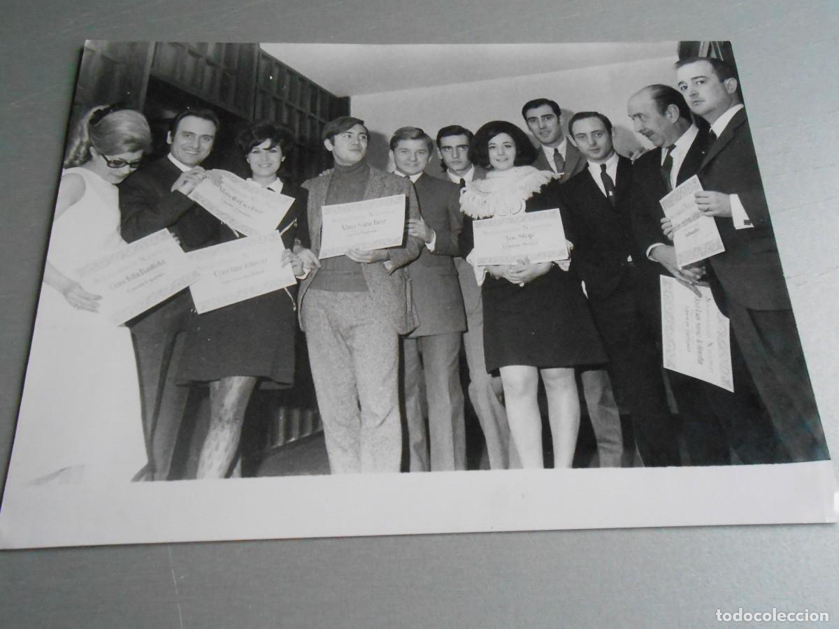 Fotos de Cantantes: FOTO de - PREMIACION (Varios Cantantes) - de 24 x 18 cms.