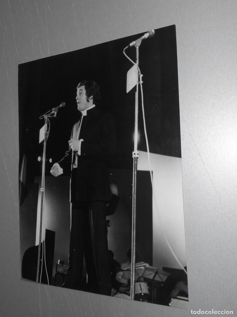 Fotos de Cantantes: FOTO de - DE RAYMOND - de 18 x 24 cms.