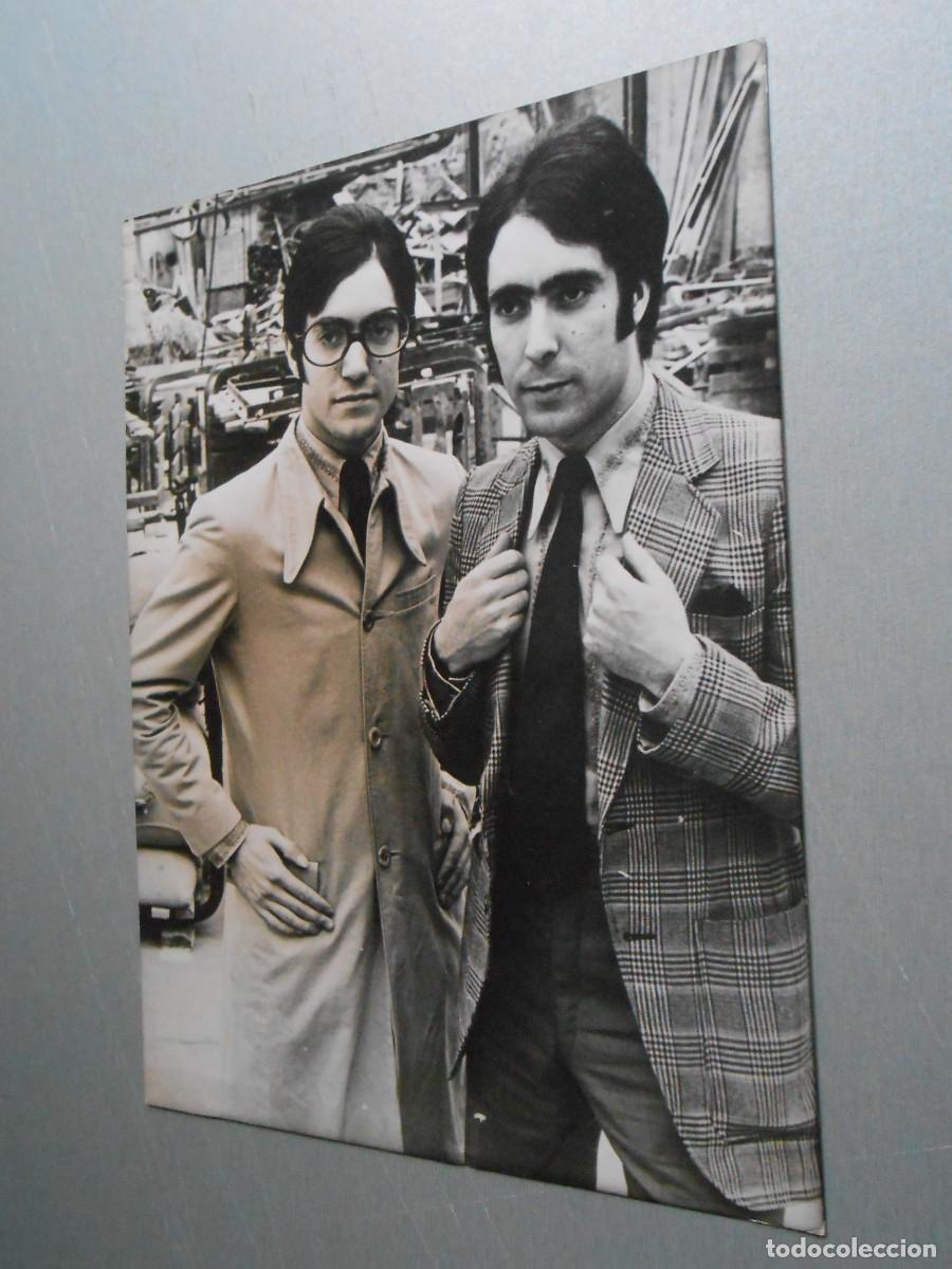 Fotos de Cantantes: FOTO de - JESS and JAMES - de 18 x 24 cms.