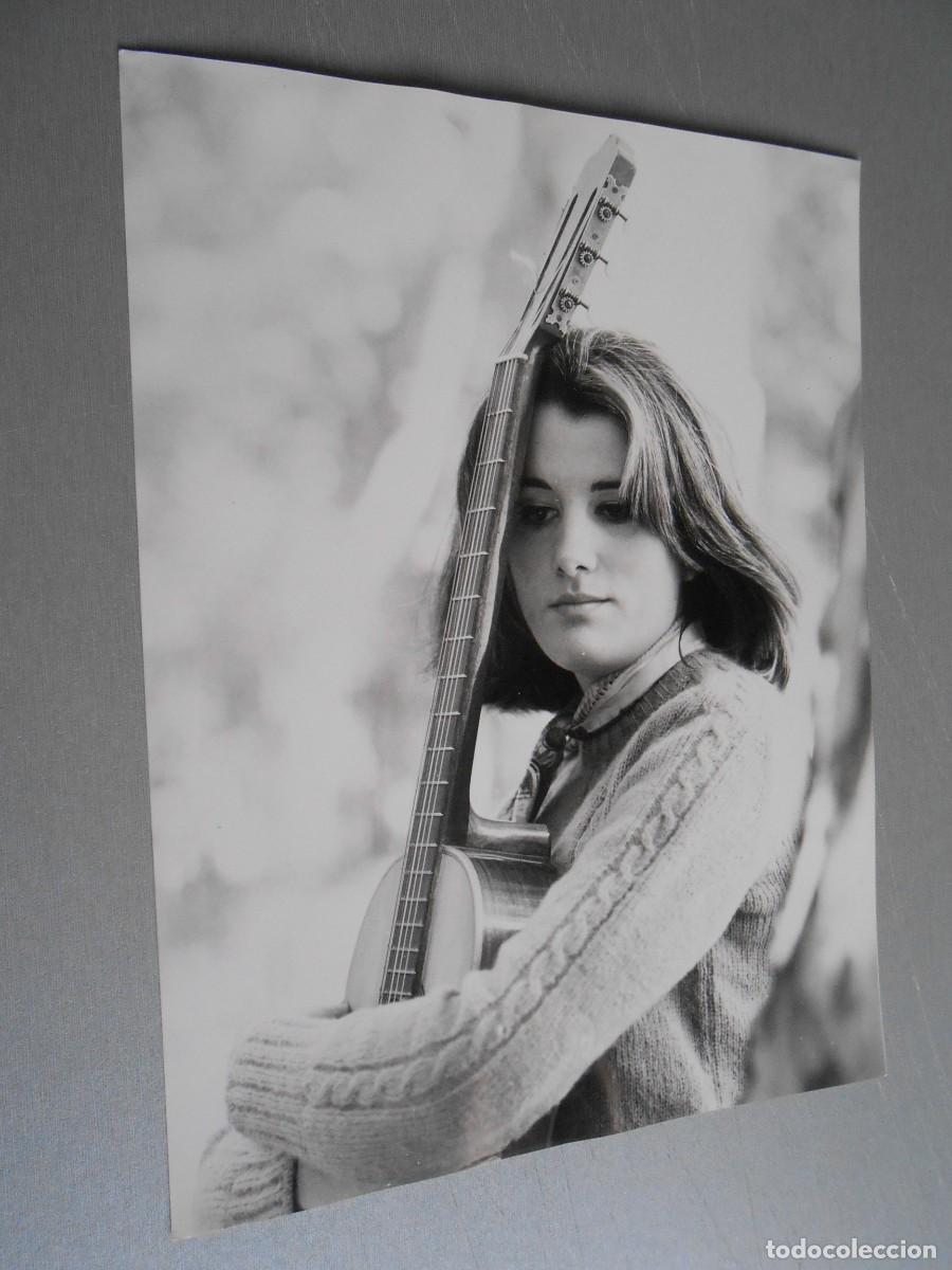 Fotos de Cantantes: FOTO de - MARIA OSTIZ - de 18 x 24 cms.