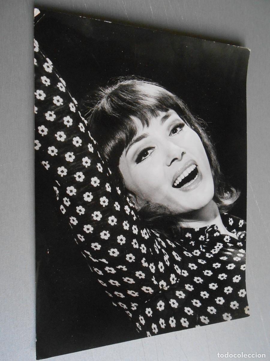 Fotos de Cantantes: FOTO de - RIKA ZARAI - de 18 x 24 cms.