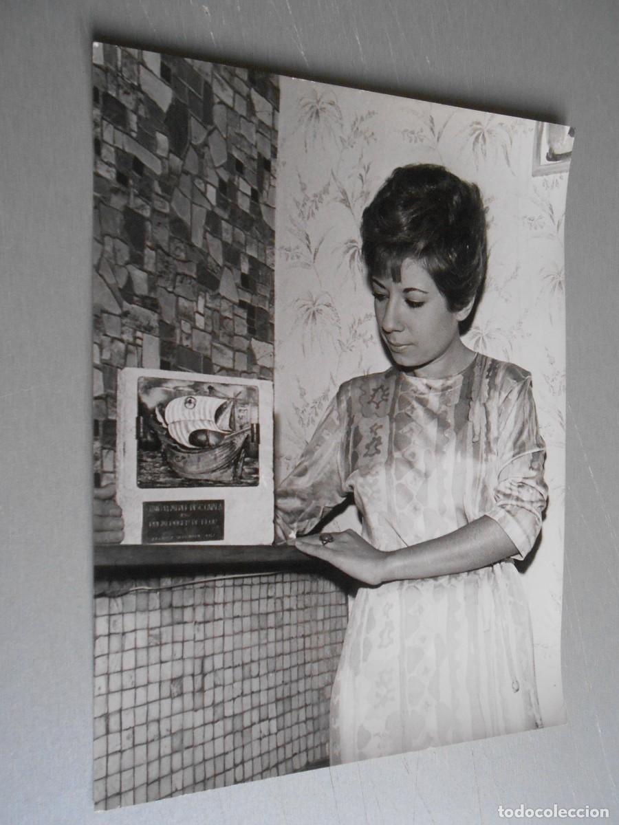 Fotos de Cantantes: FOTO de - NURIA FELIU - de 18 x 24 cms.