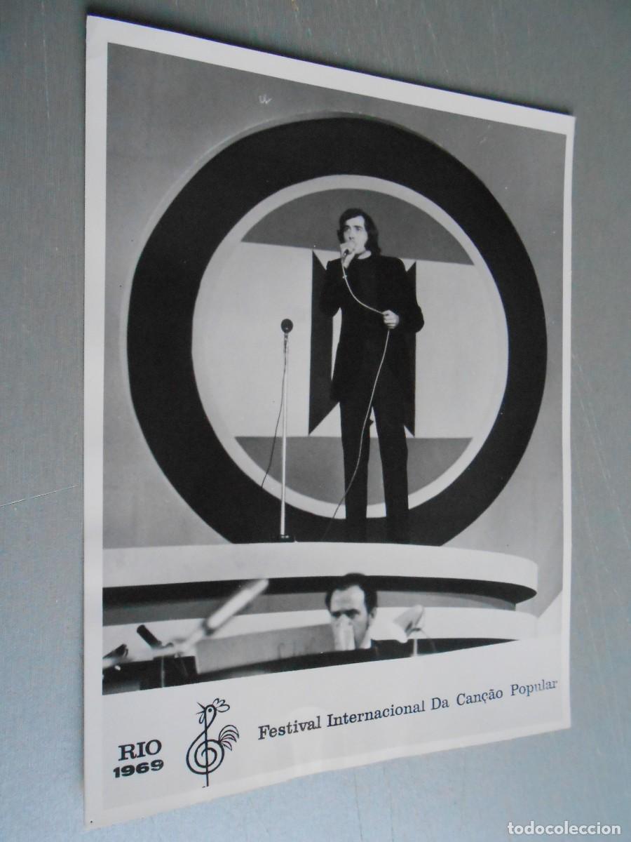 Fotos de Cantantes: FOTO de - JOAN MANUEL SERRAT - de 18 x 24 cms.