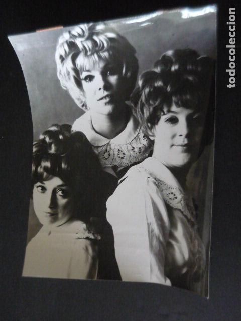 Photos of Singers: THE PAPER DOLLS CONJUNTO MUSICAL ANTIGUA FOTOGRAFIA ORIGINAL 18 X 24 CM