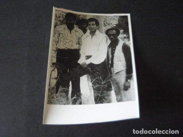 Photos of Singers: SMOKY ROBINSON AND THE MIRACLES CONJUNTO MUSICAL ANTIGUA FOTOGRAFIA ORIGINAL 18 X 12 CM
