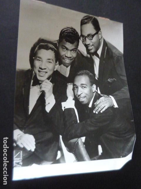 Photos of Singers: SMOKY ROBINSON AND THE MIRACLES CONJUNTO MUSICAL ANTIGUA FOTOGRAFIA ORIGINAL 18 X 24 CM