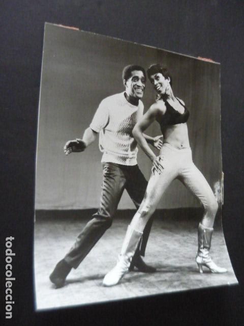 Photos of Singers: SAMMY DAVIS JR CANTANTE CON LOLA FALANA ANTIGUA FOTOGRAFIA ORIGINAL 19 X 24 CM
