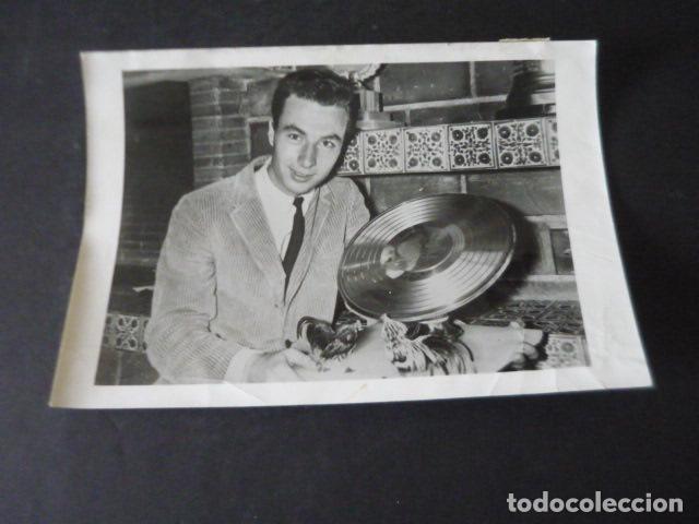 Photos of Singers: CESAR COSTA CANTANTE ACTOR ANTIGUA FOTOGRAFIA ORIGINAL 12 X 18 CM