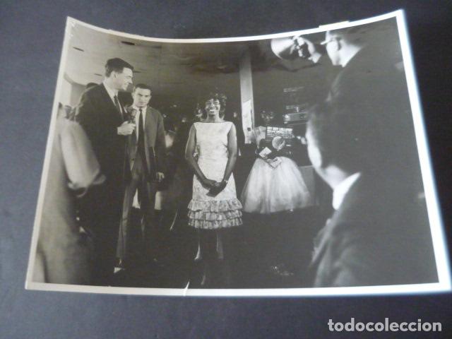 Fotos von Musikern: MILLIE SMALL CANTANTE ANTIGUA FOTOGRAFIA ORIGINAL 24 X 18 CM