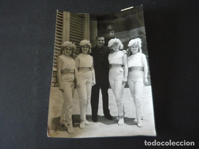 Fotos von Musikern: CUCO SANCHEZ CANTANTE CON LAS JACOB SISTERS ANTIGUA FOTOGRAFIA ORIGINAL 13 X 18 CM